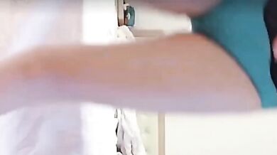 台湾の巨乳お姉さんが偽ペニスでオナニー