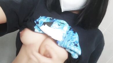 1*歲小妹妹學校廁所揉奶自拍給男友