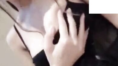 巨乳の女の子のセクシーなランジェリーオナニー誘惑