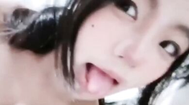 妹子床上吐舌發騷