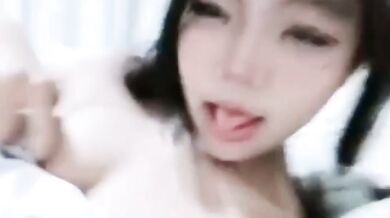 妹子床上吐舌發騷