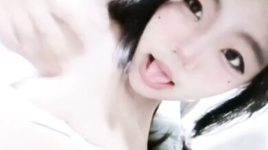 妹子床上吐舌發騷