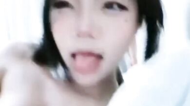 妹子床上吐舌發騷