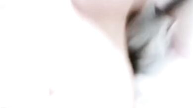 妹子床上吐舌發騷