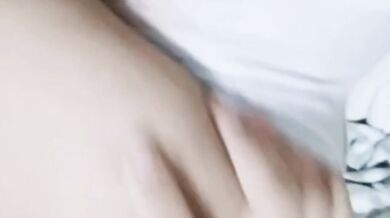 妹子床上吐舌發騷