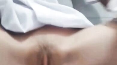 ベトナムの女子高生が歯ブラシで自慰行為をする