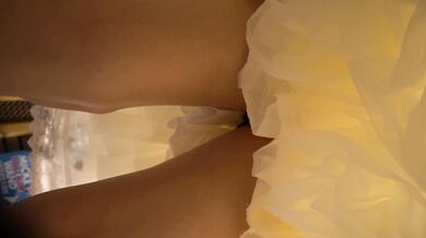 兩位小姐姐逛商場，其中一位小姐姐竟然沒穿内褲還在鏡頭前彎腰毛又黑又長