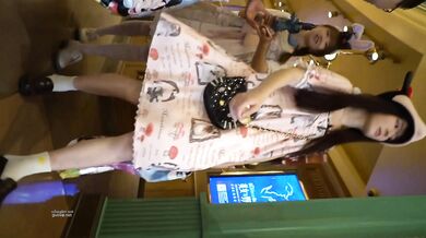 兩位小姐姐逛商場，其中一位小姐姐竟然沒穿内褲還在鏡頭前彎腰毛又黑又長