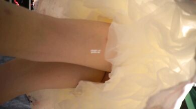 兩位小姐姐逛商場，其中一位小姐姐竟然沒穿内褲還在鏡頭前彎腰毛又黑又長