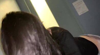 韓國大學生美女在私人影院幫大哥口交