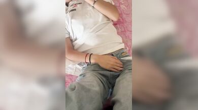 極品顔值情侶私拍洩密公開，小騷貨越看越帶勁，看起來挺文靜床上騷出水，一插進來秒變小蕩婦