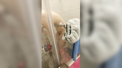 Secretly filming my girlfriend taking a bath # Her nipples are big and black