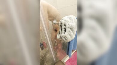 Secretly filming my girlfriend taking a bath # Her nipples are big and black