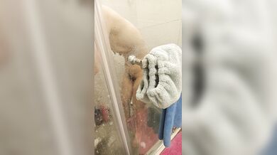 Secretly filming my girlfriend taking a bath # Her nipples are big and black