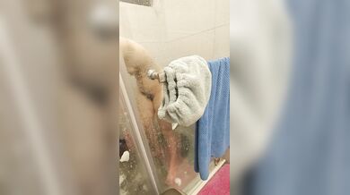 Secretly filming my girlfriend taking a bath # Her nipples are big and black