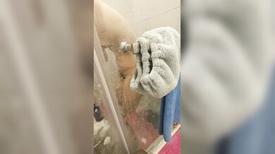 Secretly filming my girlfriend taking a bath # Her nipples are big and black