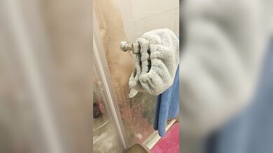 Secretly filming my girlfriend taking a bath # Her nipples are big and black