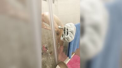 Secretly filming my girlfriend taking a bath # Her nipples are big and black