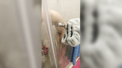 Secretly filming my girlfriend taking a bath # Her nipples are big and black