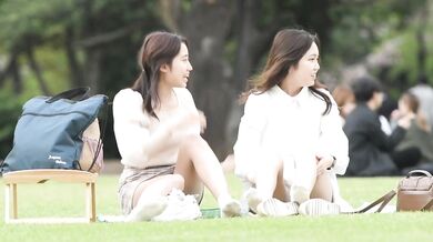 ピクニックをしている2人の日本人美女を密かに撮影
