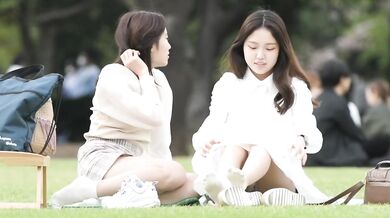 ピクニックをしている2人の日本人美女を密かに撮影