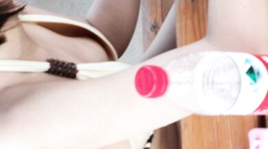 高画質の胸のコレクション - スイミングプールの黄色いビキニの女の子のピンクの乳首