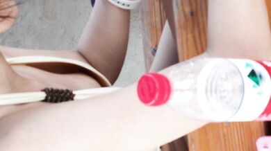 高画質の胸のコレクション - スイミングプールの黄色いビキニの女の子のピンクの乳首