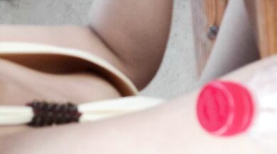 高画質の胸のコレクション - スイミングプールの黄色いビキニの女の子のピンクの乳首