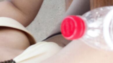 高画質の胸のコレクション - スイミングプールの黄色いビキニの女の子のピンクの乳首