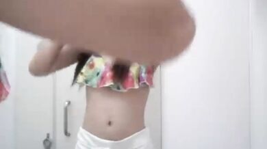 商場内衣專賣店試衣間偸拍多位青春發育期漂亮美眉試換内衣一對美乳又挺又圓潤2