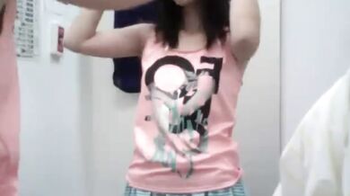 商場内衣專賣店試衣間偸拍多位青春發育期漂亮美眉試換内衣一對美乳又挺又圓潤2