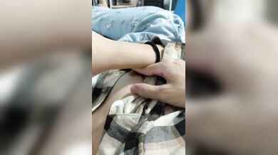 清純女高給男友口交，小乳頭挺挺的好可愛