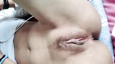 嫖妓大神，19歲眼鏡學生妹，一開始還很害羞，小穴很粉水又多，插進去爽翻了刺激