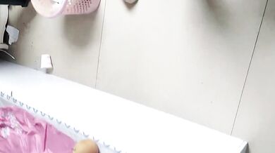 嫖妓大神，19歲眼鏡學生妹，一開始還很害羞，小穴很粉水又多，插進去爽翻了刺激