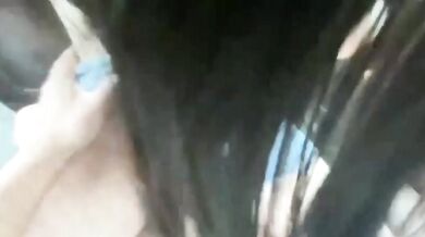 至淫新年兄妹亂倫❤️開車帶妹妹去工廠門口車震操她的時候怕被人發現時不時的看外面有沒有人路過