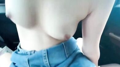 至淫新年兄妹亂倫❤️開車帶妹妹去工廠門口車震操她的時候怕被人發現時不時的看外面有沒有人路過