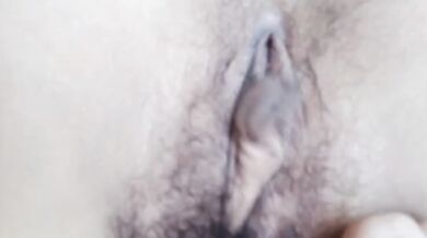 短髮學生自拍自慰尿桶子裡