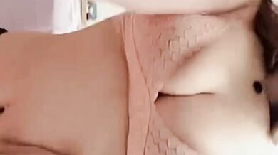 臺灣巨乳眼鏡妹在床上各種自慰誘惑