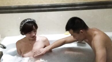 張比比浴缸和炮友洗澡
