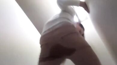 在廁所讓女生尿褲子