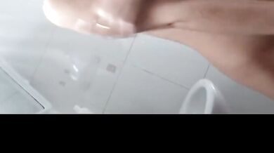 邪惡的房東浴室拍摄B毛濃鬱的美少婦洗澡