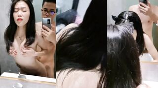 大學生妹子wc被男友後入自拍