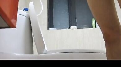 邪惡的房東浴室拍摄兩位美女租客洗澡