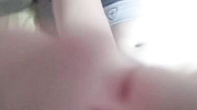 床上脫內褲騷逼流白醬