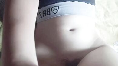 床上脫內褲騷逼流白醬