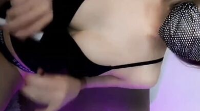 可愛短髮女廁所自慰噴水