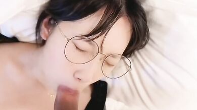 高冷眼鏡妹子邊口交邊自慰
