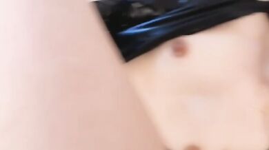 高冷眼鏡妹子邊口交邊自慰