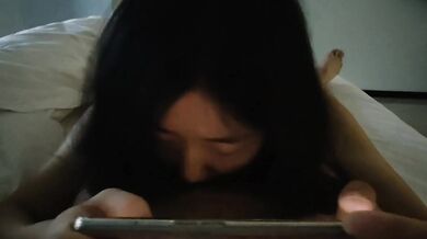 邊玩手機邊含雞雞