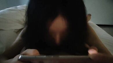 邊玩手機邊含雞雞